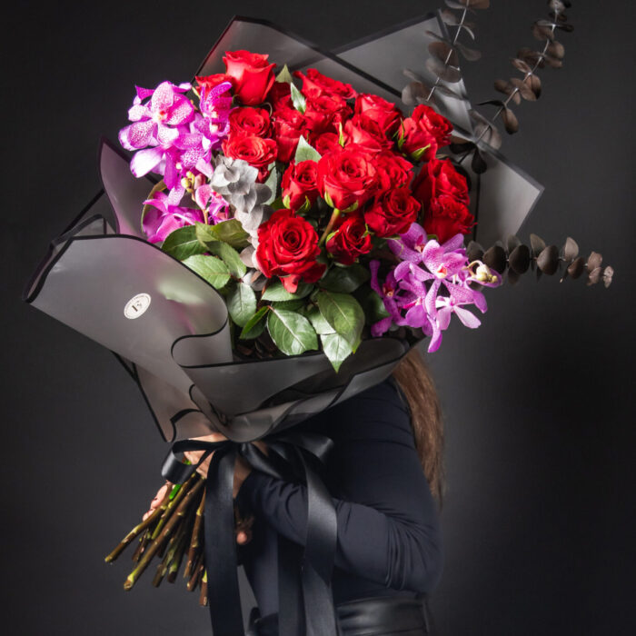 ROSAS Y ORQUIDEA MOCARA EN RAMO