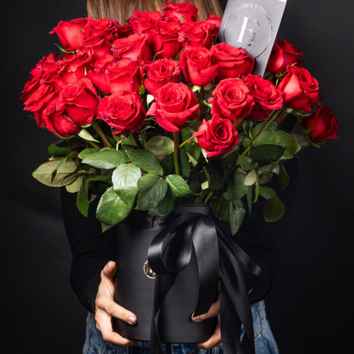 50 ROSAS EN BASE NEGRA
