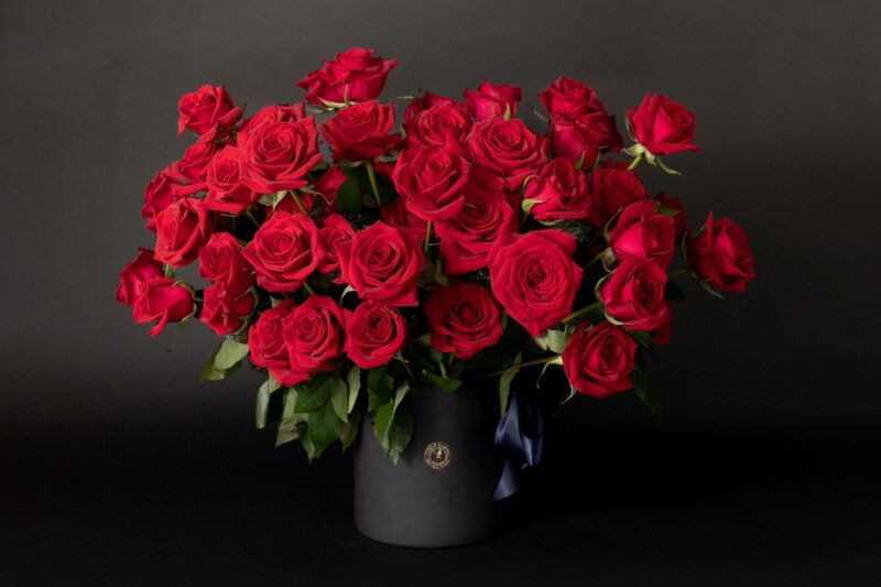 80 ROSAS EN BASE NEGRA